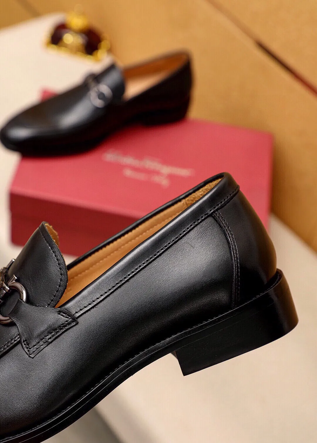 Men's shoes 💰460 💐 Product trademark: Ferragamo "Ferragamo" casual leather shoes Regular size: 38-44 (custom-made at 45.46.47🉑️) Product materials: Selected imported first-layer calfskin upper + original hardware buckle, imported water-dyed cow leather lining. Strong three-dimensional visual effect, combined outsole Color: 2⃣️colors available